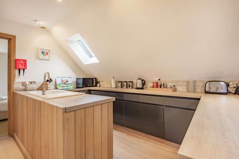 Rainbow Barns Kitchen - StayCotswold