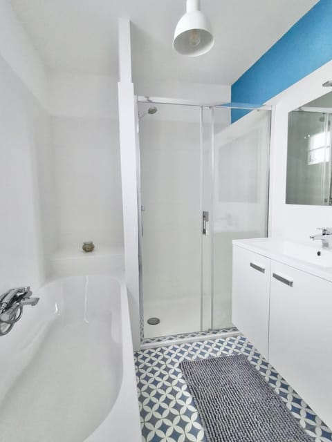 Combined shower/tub, towels, toilet paper