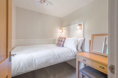 Brook Cottage Coniston with queen size bed