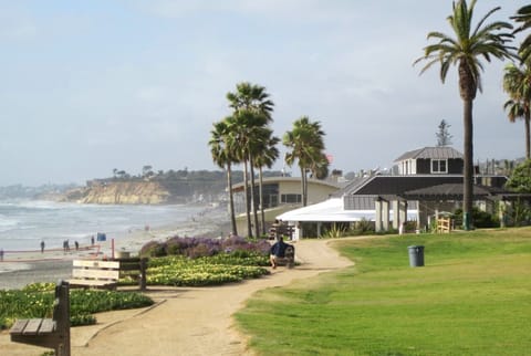 Beach nearby, sun loungers, beach towels