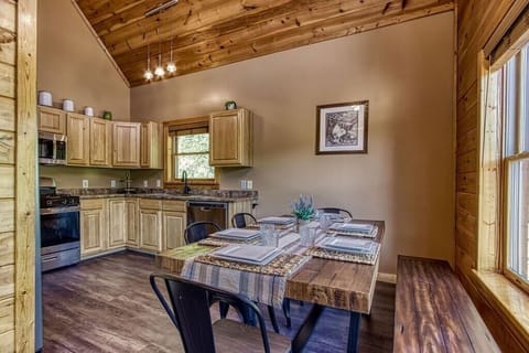 Birchwood Lodge's kitchen and dining area