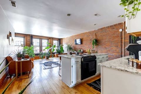 Superhost Airbnb
Fully Equipped Kitchen: This kitchen features a Frigidaire stainless steel electric stove and oven, microwave, and dishwasher. With all the cooking basics provided, including pots, pans, and spices, you can prepare meals like a pro.