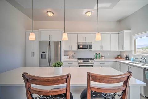 Full Kitchen | Gas Range | Microwave | Fridge w/ Ice Maker