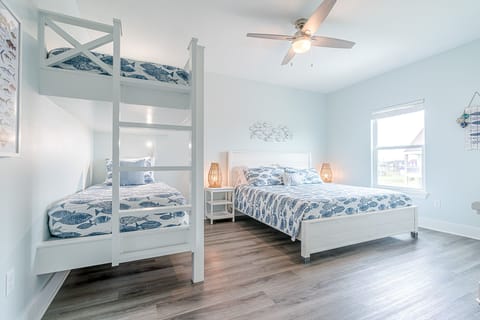Get caught up in the North Jetty Fishing Pier room and dream of your next big catch! King bed and built-in twin bunks for maximizing the space.