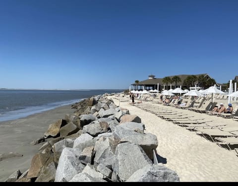 Beach nearby, sun loungers, beach towels