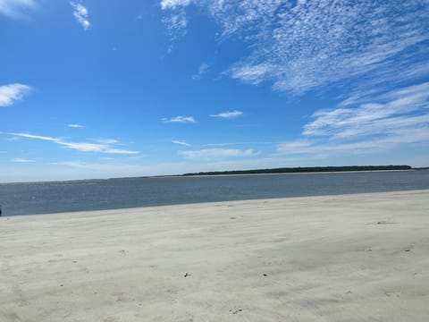 Beach nearby, sun loungers, beach towels