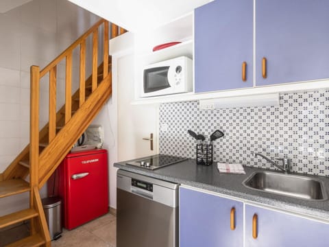 Cabinetry, Kitchen Sink, Property, Countertop, Sink, Kitchen Stove, Kitchen Appliance, Kitchen, Building, Gas Stove