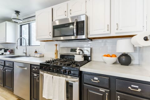 Great appliances: Gas range, microwave, dishwasher, garbage disposal