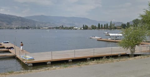 Beach nearby, sun loungers, beach towels