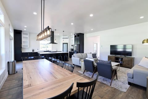 Private kitchen | Dining tables, kitchen islands