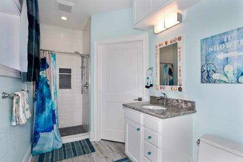 Combined shower/tub, towels