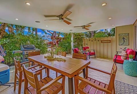 300 ft ² covered lanai 200 feet from ocean. Dining, grilling, lounging. Aloha!