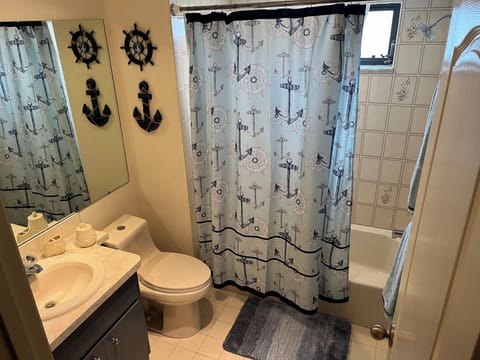 Combined shower/tub, hair dryer, towels