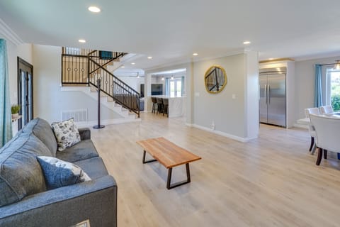 Living Room | Gas Fireplace | Smart TV | Towels & Linens