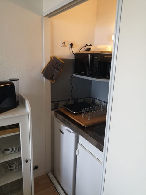 Fridge, microwave, stovetop, coffee/tea maker