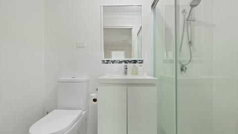 Combined shower/tub, towels