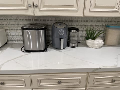 Bread machine, air fryer, electric kettle