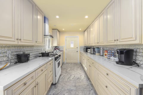Full Kitchen With many features