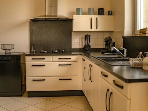 Fitted and equipped kitchen