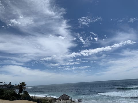 Beach nearby, sun loungers, beach towels