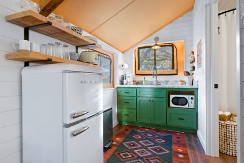 Kitchenette w/ small refrigerator/freezer