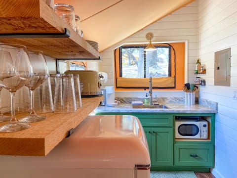 Kitchenette w/dishes/microwave/toaster