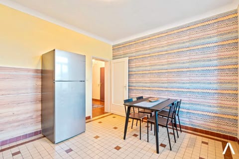 Charming kitchen dining corner with colorful walls and plenty of light. A relaxed spot to enjoy meals, prep snacks, or unwind with a drink.