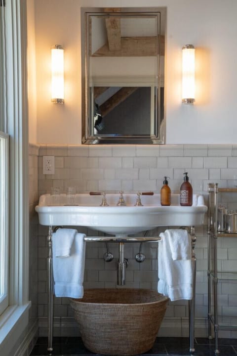 Bathtub, hair dryer, towels