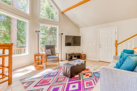 Dog-friendly hideaway with deck, grill, outdoor fireplace, & AC - walk downtown Casa in White Salmon