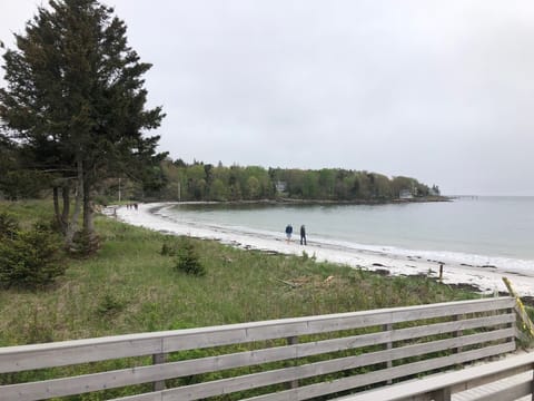 Beach nearby, sun loungers, beach towels