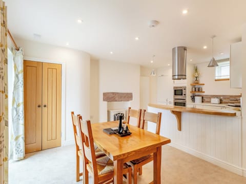 Dining Area | Rose Cottage - Courtyard Cottages, Inverness