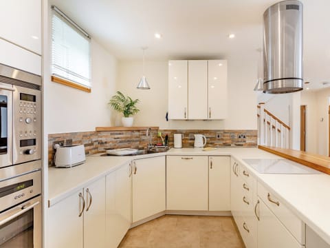 Kitchen | Rose Cottage - Courtyard Cottages, Inverness