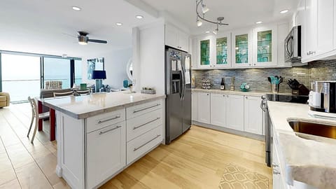 Microwave, coffee maker, ice maker in fridge - fully operational, ready to use!