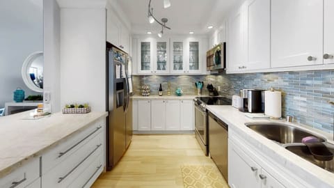 Side-by-side fridge includes ice maker and filtered water for your convenience.