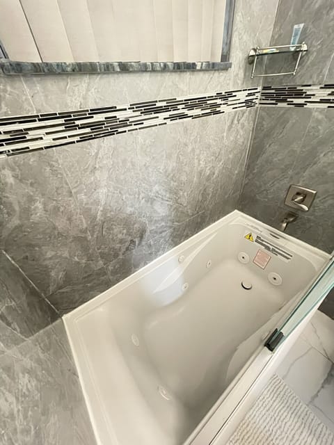 Combined shower/tub