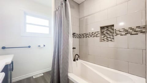 Combined shower/tub