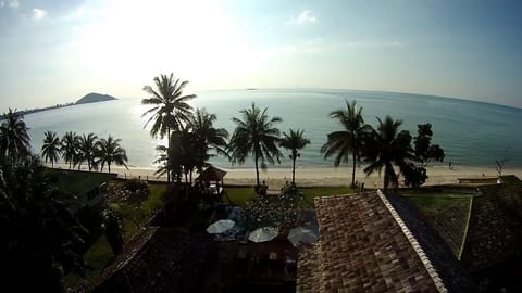 Beach nearby, sun loungers, beach towels