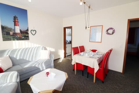 Livingroom with sofa, Dinning table and Dishes