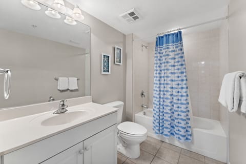 Combined shower/tub, hair dryer, towels