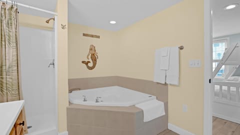 Combined shower/tub, towels