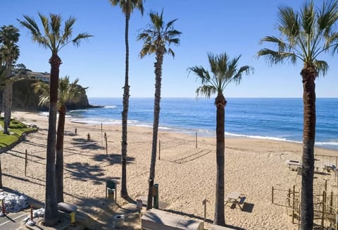 Beach nearby, sun loungers, beach towels