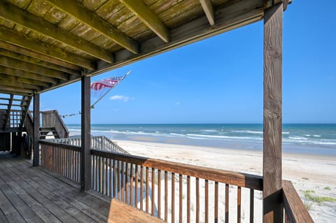 Beach nearby, sun loungers, beach towels