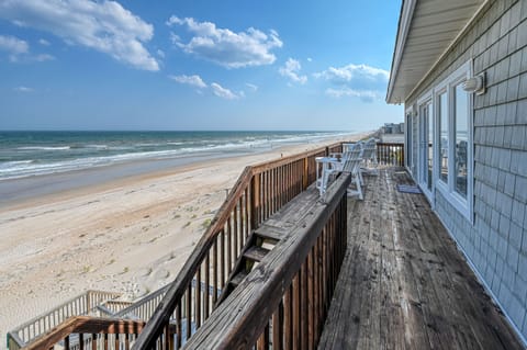 Beach nearby, sun loungers, beach towels