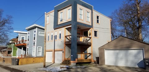 Popular 3 story short term rental. Upper and lower decks.