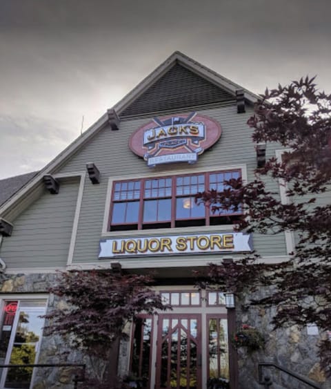 Liquor store and takeout pizza (2 mins away)