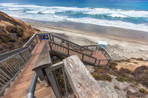 Beach nearby, sun loungers, beach towels