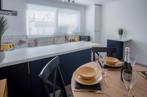 Ivy Cellar - 2 Bedroom Apartment - Tenby (11001)