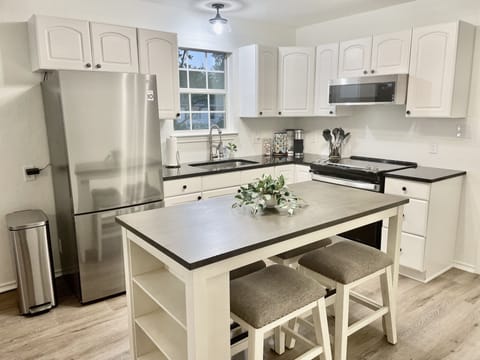 Kitchen/dining space features full-size appliances & counter-height table