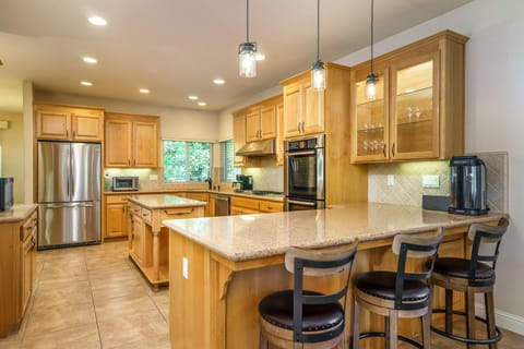 Large gourmet kitchen, GE & Bosch stainless steel appliances & 6 burner cooktop.