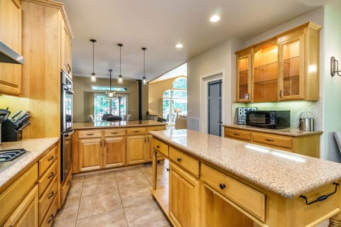 Large gourmet kitchen, GE & Bosch stainless steel appliances & 6 burner cooktop.